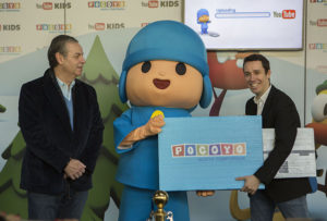 Pocoyo entregando el usb con la nueva temporada a Google